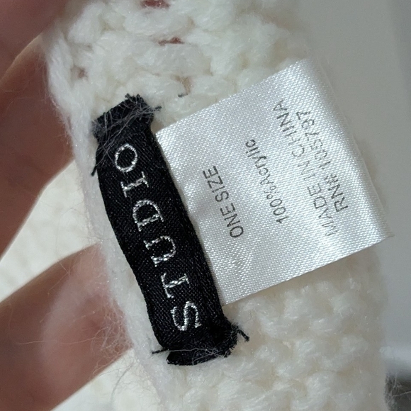 Studio White Knit Accessory - Picture 3 of 7